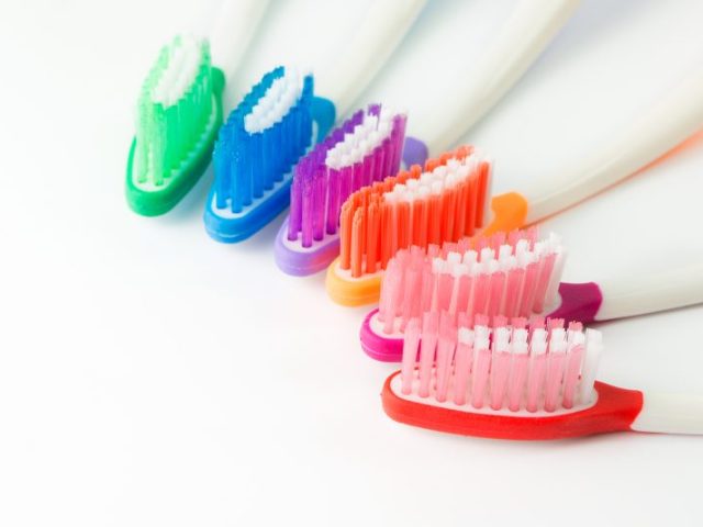 How to Choose a Toothbrush (featured image)